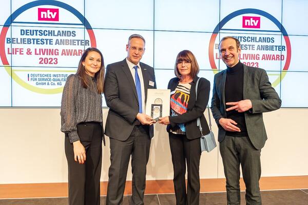 Gesch�ftsf�hrer Stefan Fischer (zweiter von links) und Bereichsleiterin f�r Vertrieb und Marketing, Elke Landwehr (zweite von rechts), nahmen den Life & Living Award f�r Systemair in Berlin entgegen.