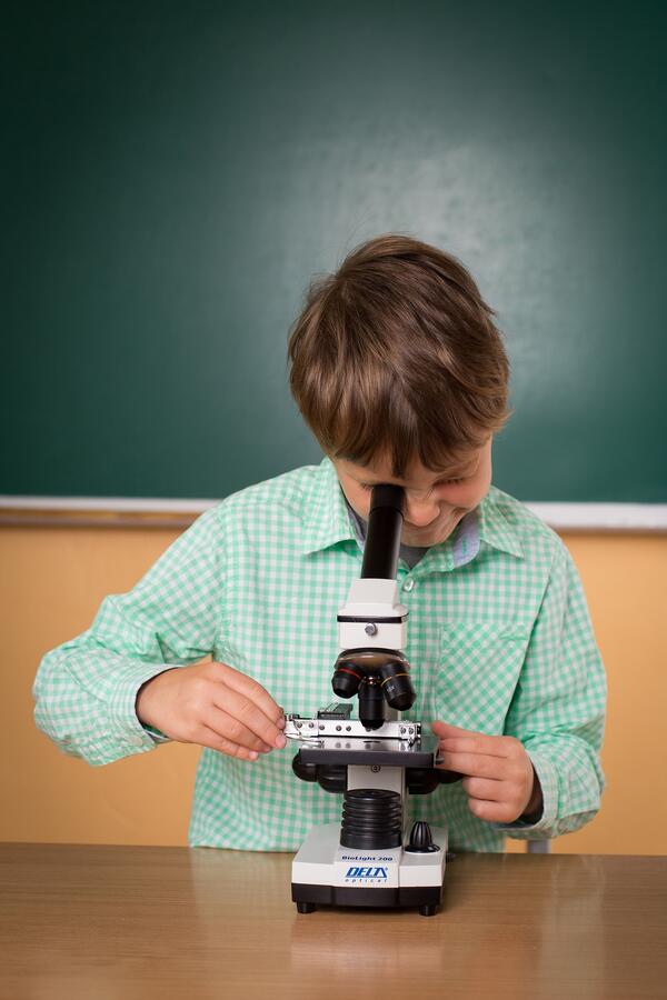 Ein Junge schaut durch ein Mikroskop: Die Angebote des neuen Vereines sollen den MINT-Nachwuchs frdern