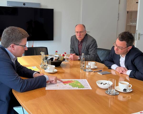 Landrat Christoph Schauder (l.) empfing den Bundestagsabgeordneten Dr. Sebastian Sch�fer (r.) und Rainer Moritz, Fraktionsvorsitzender der Gr�nen-Kreistagsfraktion, zu einem offenen Dialog im Landratsamt: Im Fokus standen die Themen Energie- und Mobilit�tswende sowie die aktuelle Migrationspolitik.