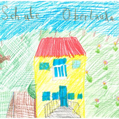 Ida Patzig, 7 Jahre, aus Lauda, hat ihre Grundschule in Oberlauda gemalt. Dort spielt sie gerne auf dem Pausenhof und lernt viel in der Schule, was ihr viel Spaß macht.