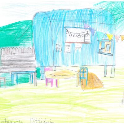 Lana May, 8 Jahre, aus Tauberbischofsheim, hat den tollen Bauwagen in Emmas Cafegärtle in Dittigheim gezeichnet, an dem man leckeren Kuchen, Kaffees, Säfte und vieles mehr kaufen kann.