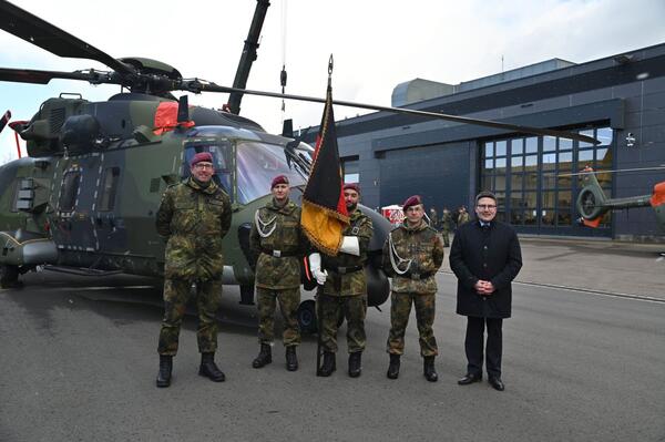 Oberst Lars Persikowski (Kommandeur des Transporthubschrauberregiments 30 in Niederstetten, links) und Landrat Christoph Schauder (rechts) vor dem NH90 in Niederstetten: Der Landrat stattete dem Regiment einen Truppenbesuch ab.