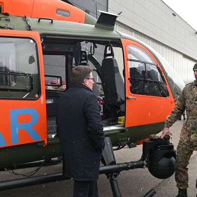 Landrat Christoph Schauder besichtigt den Search-And-Rescue-Hubschrauber.