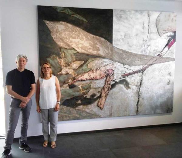 Künstler Johannes Schwab und Geschäftsführerin Andrea Althaus vor dem Kunstwerk "Passing Ganymed"
