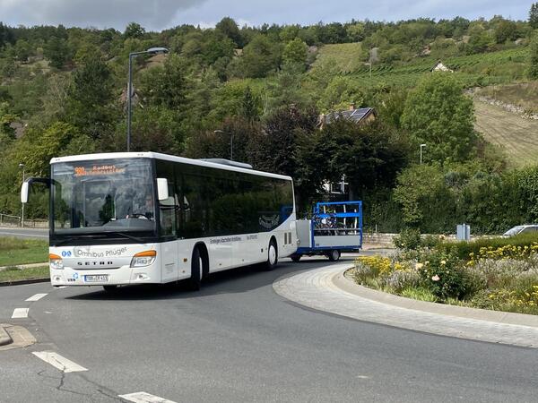 Linienbus und Fahrradanhnger mit Platz fr 14 Fahrrder: Der Radbus zwischen Weikersheim, Rttingen, Creglingen und Rothenburg ob der Tauber startet am Samstag, 1. April, in die Saison.