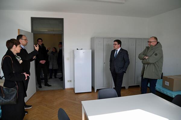 Besichtigung eines der k�nftigen Vierbettzimmer in der neuen Gemeinschaftsunterkunft K�lsheim (von links): Sozialdezernentin Elisabeth Krug, Wolfgang Kuhnh�user von der Wohnheimverwaltung, Amtsleiter Mathias Gruhl, Landrat Christoph Schauder und B�rgermeister Thomas Schreglmann.