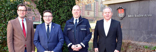 Erster Landesbeamter Florian Busch (von links) und Landrat Christoph Schauder wurden vom Polizeipr�sidenten des Pr�sidiums Heilbronn, Frank Spitzm�ller, sowie dessen Vizepr�sidenten Thomas Sch�llhammer �ber die Sicherheitslage im Main-Tauber-Kreis informiert.
