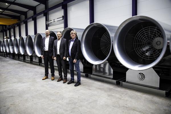 Jetfans mit Verantwortlichen: Gesch�ftsf�hrer Stefan Fischer (Mitte) freut sich �ber das tolle Projekt mit den Projektverantwortlichen Arthur Palmer (links) und Reiner Kelch (rechts).