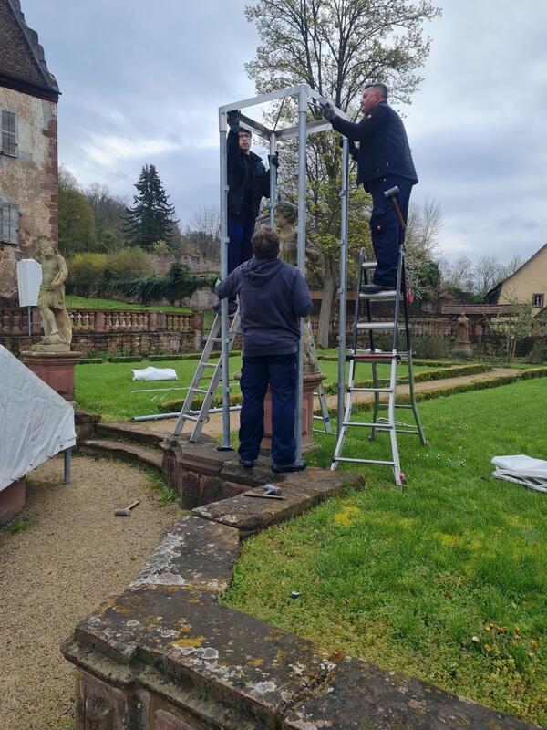 Bereit fr die Sommersaison: Die Gamburger Firma Menig Metallbau hat die Gartenfiguren und Putten im Bronnbacher Abteigarten aus dem Winterschlaf geholt.