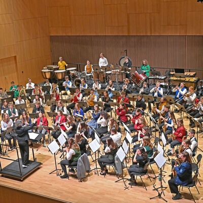 Rekordkulisse fr 76 junge Musikerinnen und Musiker: Das Kreisjugendblasorchester begeisterte in der vollbesetzten Tauberphilharmonie in Weikersheim die Zuhrerinnen und Zuhrer.