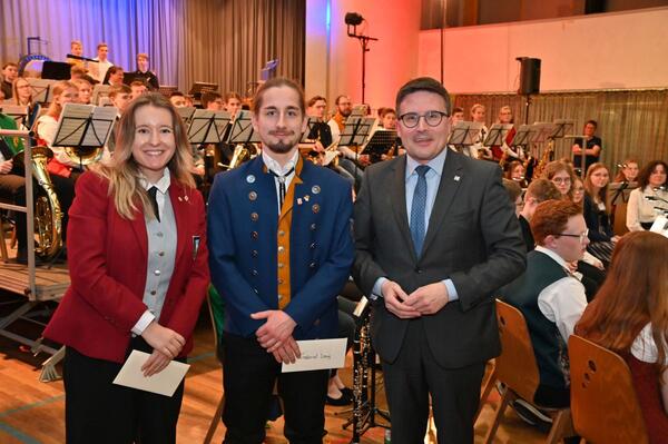 Bild vergr&ouml;&szlig;ern: Das Foto zeigt Clara Murphy und Gabriel Lang, die mit der Ehrennadel des KJBO für fünfmalige Teilnahme von Landrat Christoph Schauder ausgezeichnet wurden.