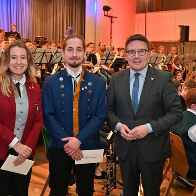 Clara Murphy (links) und Gabriel Lang (Mitte) wurden mit der Ehrennadel des KJBO f�r f�nfmalige Teilnahme von Landrat Christoph Schauder (rechts) ausgezeichnet. 