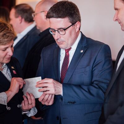 Ministerin Nicole Razavi MdL und Landrat Christoph Schauder mit der Plakette "Baukultur Hohenlohe-Tauberfranken": Die Tauberbr�cke Markelsheim wurde im Rahme der Feierstunde ausgezeichnet. 