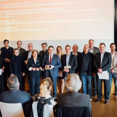 Ministerin Nicole Razavi (siebte von links) und AKBW-Pr�sident Markus M�ller (f�nfter von rechts) zeichneten Projekte der regionalen Baukulturinitiative Hohenlohe-Tauberfranken aus. Landrat Christoph Schauder (neunter von links), Sebastian Boller, Gesch�ftsf�hrer der Firma Bollerbau (dritter von rechts) sowie Diplom-Ingenieur Holger Haug, Vorstand des Planungsb�ros Leonhardt, Andr� und Partner (vierter von rechts) nahmen die Auszeichnung f�r die Tauberbr�cke in Markelsheim entgegen.