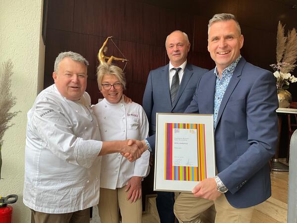 Die Urkunde "Weins�den Hotel" �bergab Frank Mittnacht, Amtsleiter f�r Kultur und Tourismus beim Landratsamt Main-Tauber-Kreis (rechts), zusammen mit dem stellvertretenden B�rgermeister Norbert Beck (2.v.r.) an die Inhaber J�rgen Koch (links) und Ehefrau Sabine vom Hotel Laurentius in Weikersheim.