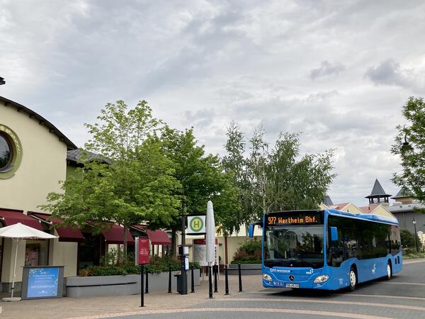 Bild vergr&ouml;&szlig;ern: Das Foto zeigt einen Wertheim Village Bus. Ab 2. Mai halten die Busse der Linie 976 bei ausgewählten Fahrten direkt an der Haltestelle "Wertheim Village".