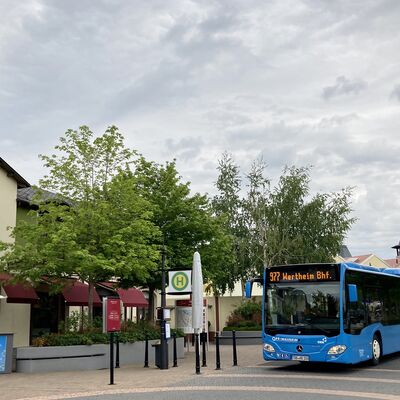 Ab 2. Mai halten die Busse der Linie 976 bei ausgewhlten Fahrten direkt an der Haltestelle "Wertheim Village". 