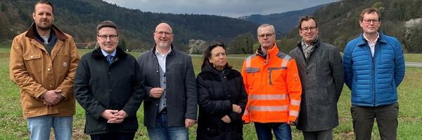 Matthias Scholz, Gesch�ftsf�hrer des Miltenberger Industriewerks Weber, erl�utere Landrat Christoph Schauder die geplanten Arbeiten auf der zuk�nftigen Stra�enf�hrung der L 2310. B�rgermeister Roger Henning (Freudenberg), Gesellschafterin Angela Bumm-Weber, Miltenberger Industriewerk Weber, Markus Metz, Leiter Stra�enbauamt beim Landratsamt Main-Tauber-Kreis, Erster Landesbeamter Florian Busch und Achim H�rner, Leiter des Referats Tiefbau bei der Gro�en Kreisstadt Wertheim, lobten die gute Zusammenarbeit aller Beteiligten.