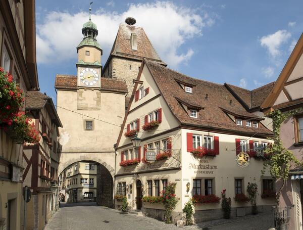 Im Taubertal knnen Feriengste in besonderen Unterknften nchtigen, unter anderem in historischen Mauern wie dem Markusturm in Rothenburg ob der Tauber. 
