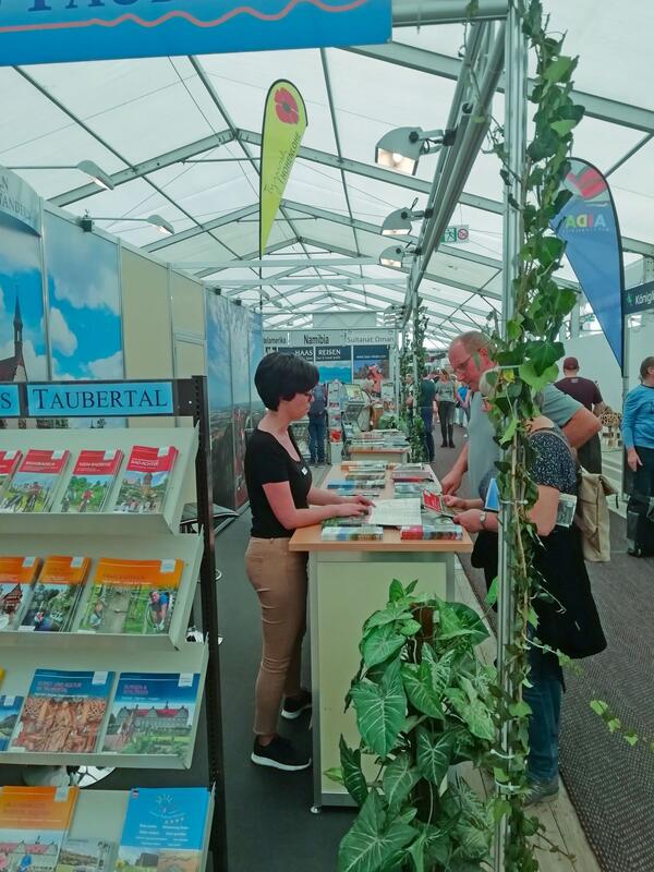 Tatjana Walter aus der Gesch�ftsstelle "Liebliches Taubertal" ber�t Interessierte am Infostand des Tourismusverbandes auf dem Mannheimer Maimarkt.
