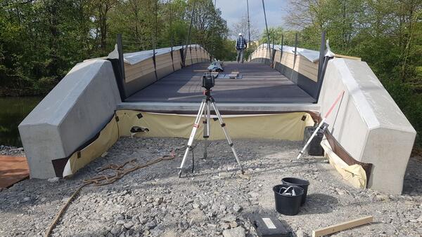Der neu eingehobene Johannissteg im Kurpark in Bad Mergentheim: Ab sofort beginnt die Sanierung des Radwegs "Der Klassiker". Der Fu�- und Radweg ist f�r den Zeitraum der Arbeiten komplett gesperrt. 