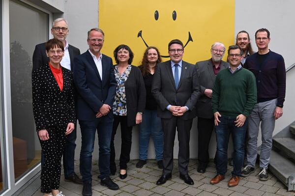 Bild vergr&ouml;&szlig;ern: Das Foto zeigt Sozialdezernentin Elisabeth Krug, Jugendamtsleiter Martin Frankenstein, Geschäftsführer Werner Fritz, Anita Lurz (Bereichsleiterin stationärer Bereich Süd), Melanie Manz (Mutter), Landrat Christoph Schauder, Erster Vorsitzender Helmut Wörrlein, Michael Frank (Konrektor der Realschule Creglingen), Raphael Kolb (früherer Bewohner und heutiger Mitarbeiter) und Thomas Schwarz (Teamleiter Mobile Hilfen Bad Mergentheim). Sie tauschten sich anlässlich des 70-jährigen Bestehens der Jugendhilfe Creglingen über deren vielfältige Arbeit aus.