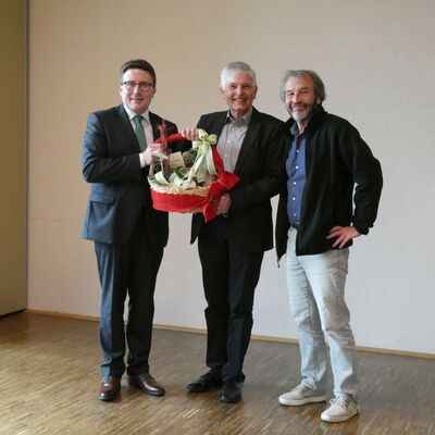 Landrat Christoph Schauder (links) und Geschftsfhrer Lorenz Flad (rechts) dankten Landwirtschaftsdirektor a.D. Meinhard Strkel (Mitte) fr seine langjhrige Arbeit als Vorstandsmitglied und Ansprechpartner des KLPV. 