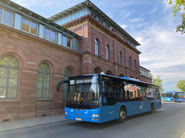 Ein Regiobus der Linie 999 vor dem Bahnhofsgebude in Tauberbischofsheim. Die Verbindung wird an werktglichen Spitzen von bis zu 750 Personen pro Tag genutzt.