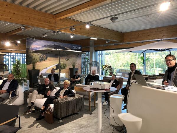 In den R�umen von Pavilla informierte Wirtschaftsf�rderer J�rgen Strahlheim informierte �ber die Entwicklung des Almosenbergs.