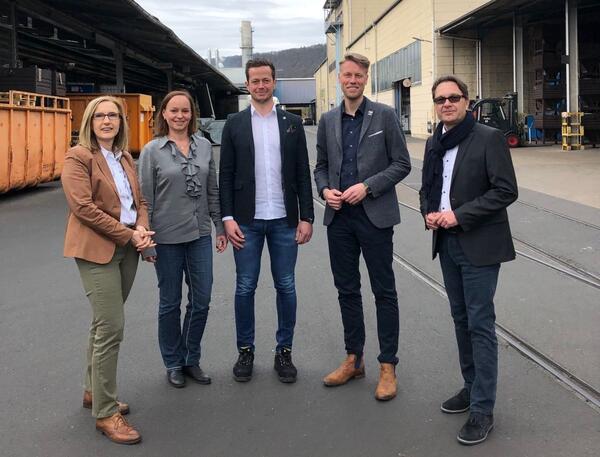 Zu Besuch bei Johns Manville (von links): Gesch�ftsf�hrerin Inge Schippers, Ulrike M�ller, Werksleiter Alexander �ckert, OB Herrera Torrez und Wirtschaftsf�rderer J�rgen Strahlheim.