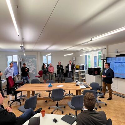 Blick in den neu eröffneten Makerspace: Landrat Christoph Schauder (2.v.r.) begrüßte Vertreterinnen und Vertreter des Kreistags, der Kommunalpolitik und aus dem Bildungssektor. 