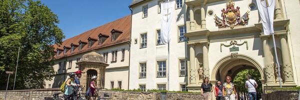 "Residenzschloss au�en": Das Deutschordensmuseum im Residenzschloss Mergentheim wird im Sommer vollst�ndig Teil der Staatlichen Schl�sser und G�rten Baden-W�rttemberg.