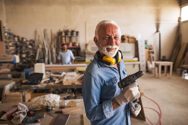 Ein lterer Mann in einer Werkstatt. Mit der neu aufgelegten Online-Jobbrse "Arbeit und Rente" finden Fachkrfte im Rentenalter und Betriebe zusammen.