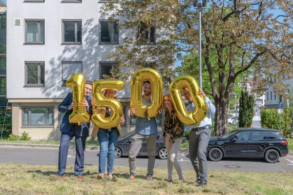 ber mehr als 1500 Follower beim Instagram-Kanal der Kreisverwaltung freuen sich (von links) Landrat Christoph Schauder, Grafikdesignerin Michaela von Koschitzky, Medienreferent Christoph Obel, stellvertretende Broleiterin Aylin Wahl und Broleiter Markus Moll. Diese Zahl wurde pnktlich zum Jubilumsfest "50 Jahre Main-Tauber-Kreis" erreicht.