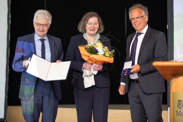 Als letzte Amtshandlung berreichte der scheidende Landrat Reinhard Frank (rechts) bei der Kreistagssitzung am 21. Mai 2021 in der Wandelhalle Bad Mergentheim das Bundesverdienstkreuz am Bande an den ehemaligen Ersten Landesbeamten Jrg Hasenbusch und gratulierte auch dessen Ehefrau Anita Freundl.