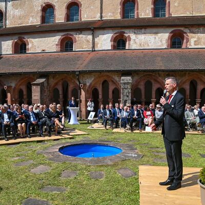 Kulturamtsleiter Frank Mittnacht moderierte den Festakt im Kreuzganginnenhof humorvoll und souverän.