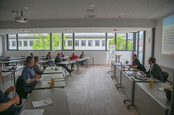 Bild vergr&ouml;&szlig;ern: Das Foto zeigt die Steuerungsgruppe der Bio-Musterregion: Im Fokus der Tagung standen neben dem Jahresrückblick der Ausbau lokaler Wertschöpfungsketten sowie die Verkaufsförderung regionaler Bioprodukte.