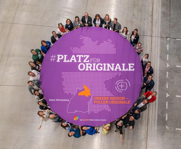 Die Fachkräftekampagne "#PLATZFÜRORIGINALE" unterstützt regionale Unternehmerinnen und Unternehmer bei Maßnahmen zur Markenwahrnehmung, schafft Synergien und fördert aktiv die Markenbildung, um Menschen für die Region zu begeistern.