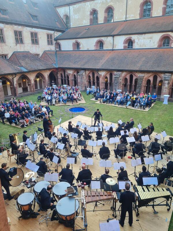 Das Benefizkonzert des Landespolizeiorchesters Baden-W�rttemberg hat viele Besucherinnen und Besucher ins Kloster gelockt: Bei bestem Wetter haben die mehr als 40 Musikerinnen und Musiker den Kreuzgang zum Klingen gebracht.