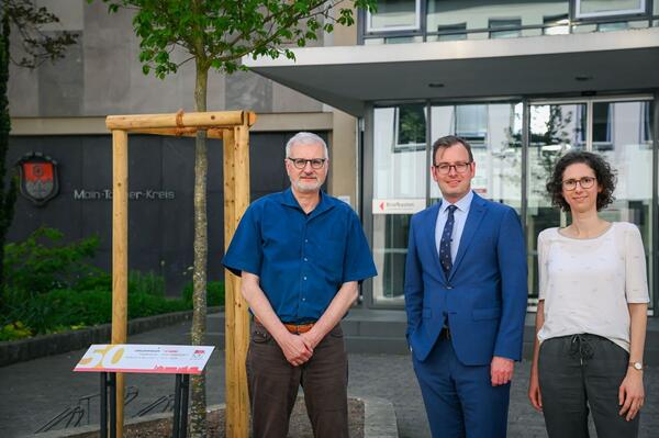 Staffelstab im Kreisbauamt bergeben: Erster Landesbeamter Florian Busch (Mitte) empfing die neue Amtsleiterin Verena Ernst zum Antrittsgesprch und verabschiedete Michael Schulz (links) nach mehr als 34 Jahren Betriebszugehrigkeit. 