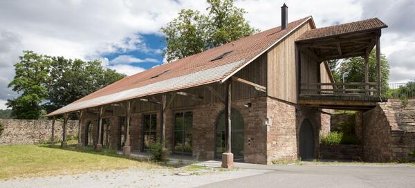 Blick auf die Remise des Klosters in Bronnbach: In der "Lernfabrik" des Fraunhofer Instituts fr Silicatforschung ISC haben Schlerinnen und Schler sowie Lehrkrfte des Beruflichen Schulzentrums Wertheim zuknftig die Mglichkeit, ihr Wissen praxisnah zu testen und zu erforschen.