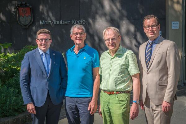 Mit dem Wechsel des Abfallwirtschaftsbetriebes aus dem Dezernat "Technik" ins Dezernat "Recht und Umwelt" ab 1. Juli wird die Organisationsstruktur des Landratsamtes weiter optimiert (von links): Landrat Christoph Schauder, der bisher zust�ndige Dezernent Werner R�ger, AWMT-Betriebsleiter Dr. Walter Scheckenbach sowie der k�nftig verantwortliche Dezernent und Erste Landesbeamte Florian Busch.