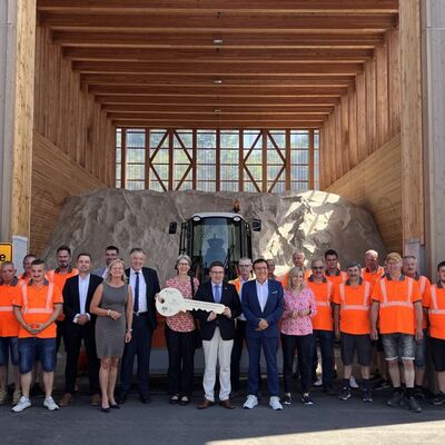 Symbolische Schlsselbergabe vor der neuen Salzhalle: Manfred Silvanus, Referatsleiter fr Straenverkehrstechnik und Straenbetriebsmanagement im Bundesministerium fr Digitales und Verkehr, bergab gemeinsam mit Staatssekretrin Elke Zimmer vom Ministerium fr Verkehr Baden-Wrttemberg das neue Gebude an Landrat Christoph Schauder.