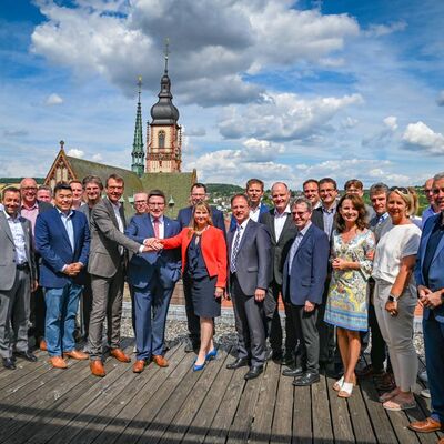 Mit einem Handschlag besiegelte der Vorstand des frisch gegründeten Vereins MINT-Region Main-Tauber e.V. seine gute Zusammenarbeit (von links): Peter Vogel ist Kassier, Landrat Christoph Schauder Vorsitzender, Dr. Anna-Katharina Wittenstein seine Stellvertreterin. Mit ihnen freuten sich die Gründungsmitglieder des Vereins.