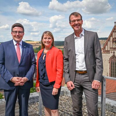 Den Vorstand des neu gegründeten Vereins MINT-Region Main-Tauber e.V. bilden (von links) Landrat Christoph Schauder als Vorsitzender, Dr. Anna-Katharina Wittenstein als seine Stellvertreterin sowie Sparkassenchef Peter Vogel als Kassier.