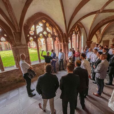 Im Kreuzganginnenhof des Klosters Bronnbach: G�stef�hrer Kurt Lindner informierte die F�hrungsriege des Transporthubschrauberregiments 30 aus Niederstetten und die des Landratsamtes Main-Tauber-Kreis �ber die Baugeschichte des Klosters.