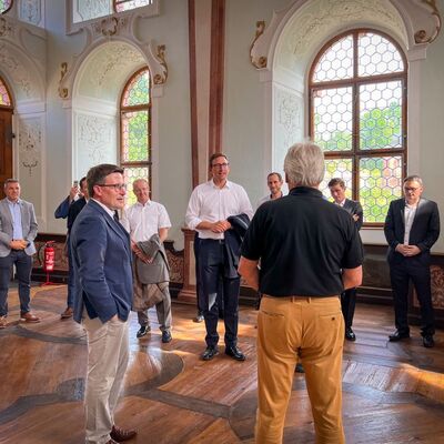 Blick in den Josephsaal des Klosters Bronnbach: Oberst Lars Persikowski (Bildmitte) bedankte sich f�r die Einladung bei Landrat Christoph Schauder sowie f�r die informative F�hrung bei G�stef�hrer Kurt Lindner.