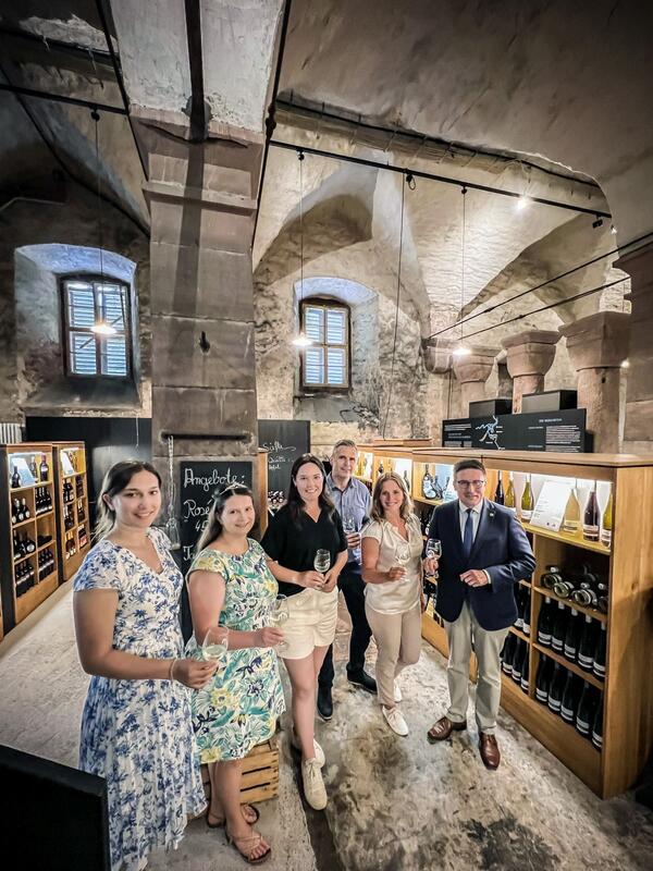Royaler Besuch in der Vinothek in Bronnbach: die badische Weinprinzessin Geraldine Liebs, die Taubert�ler Weinprinzessin Mareike Fries, die badische Weinprinzessin Lisa Huber, Kulturamtsleiter Frank Mittnacht, die badische Weink�nigin Jessica Himmelsbach sowie Landrat Christoph Schauder im Gespr�ch �ber das Kloster als touristisches Highlight in Tauberfranken.