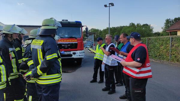 Das Schiedsrichterteam weist die rund 200 Teilnehmerinnen und Teilnehmer auf dem �bungsgel�nde der Freiwilligen Feuerwehr in Tauberbischofsheim an: 19 Feuerwehrgruppen haben das Leistungsabzeichen in Bronze abgelegt, zwei weitere Gruppen absolvierten ihr Abzeichen in Silber.