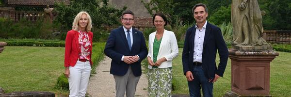 Dezernentin Ursula M�hleck (von links) und Landrat Christoph Schauder freuen sich �ber den Besuch von Regierungspr�sidentin Susanne Bay und Abteilungspr�sident Mobilit�t, Verkehr und Stra�en, Stefan He�: Bei dem Besuch im Main-Tauber-Kreis tauschten sich die Beteiligten �ber aktuelle kreispolitische Themen aus.